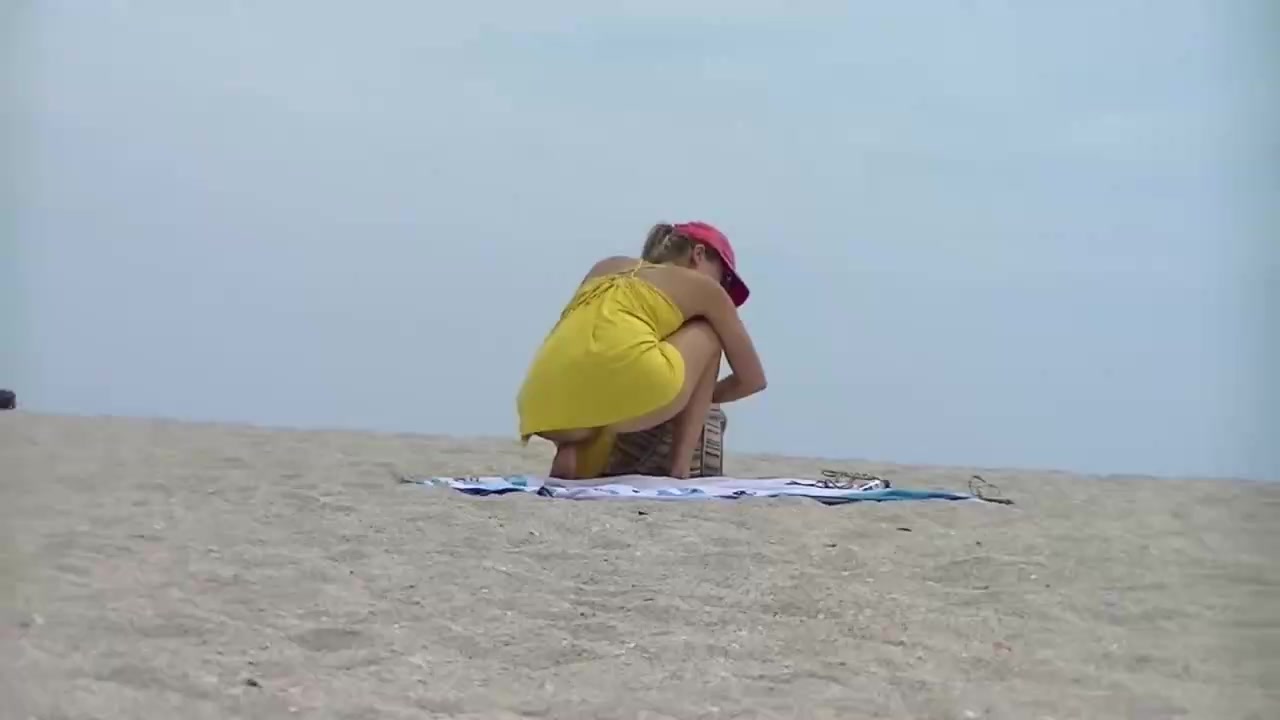 Una chica solitaria es filmada desnuda en la playa.