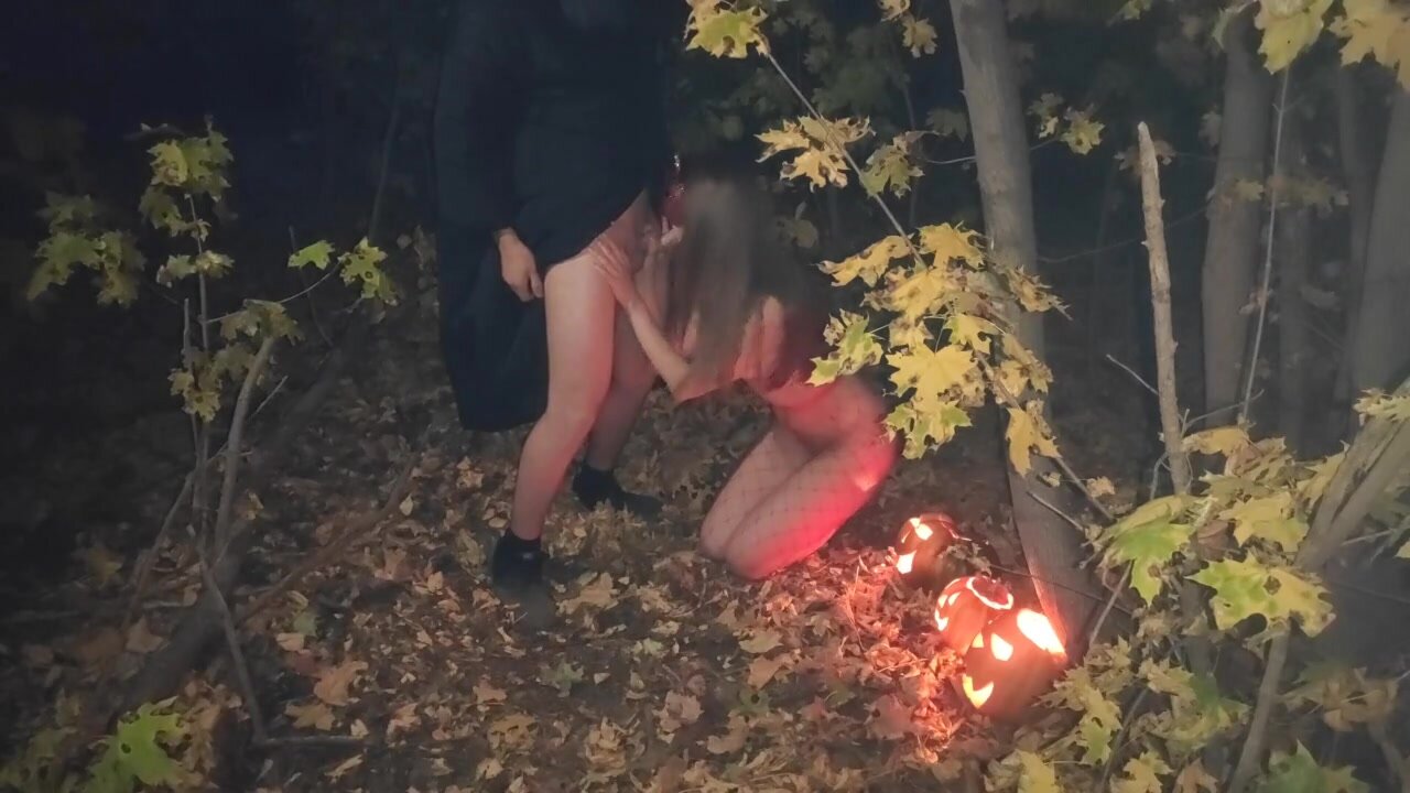 Pareja amateur hace sexo en el bosque en Halloween