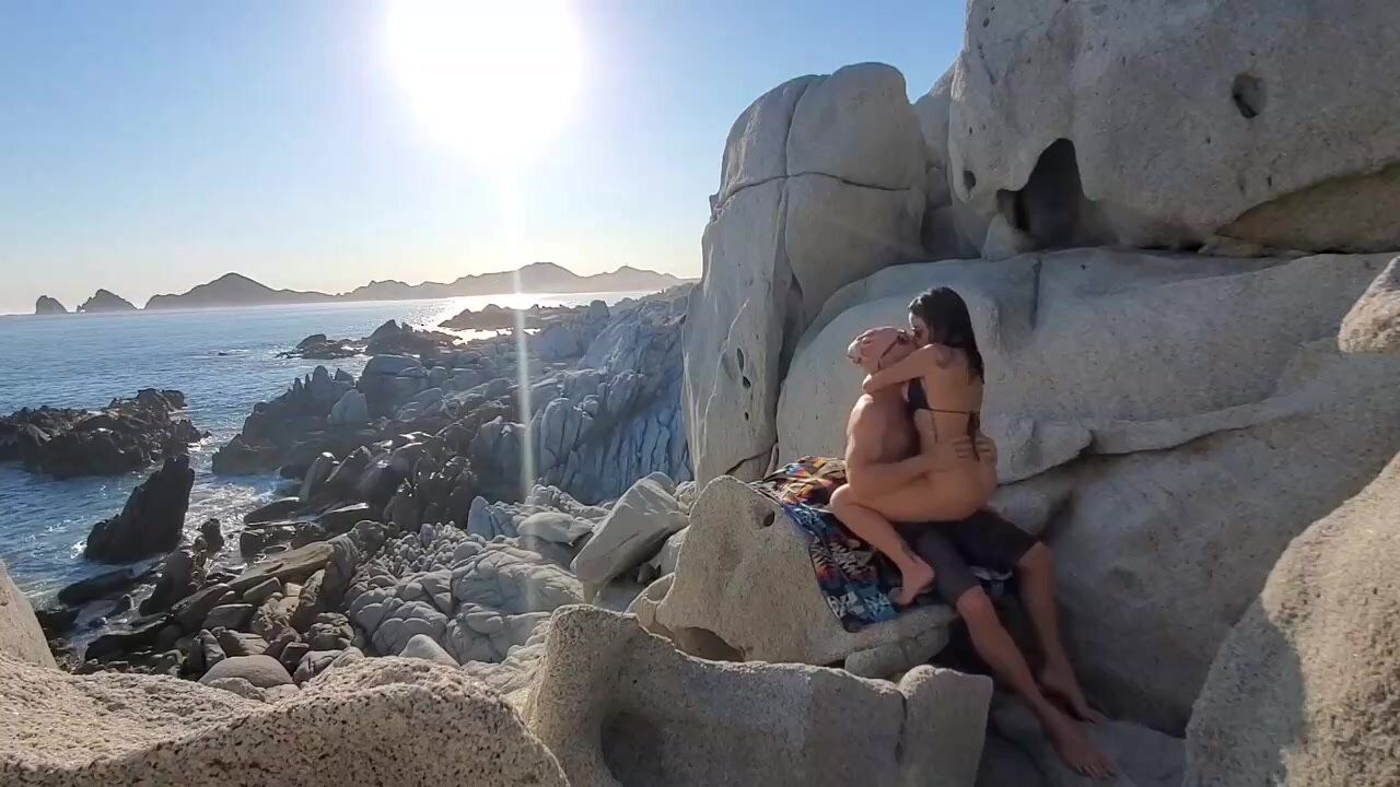 Impresionante sexo en la playa con una mujer soberbia