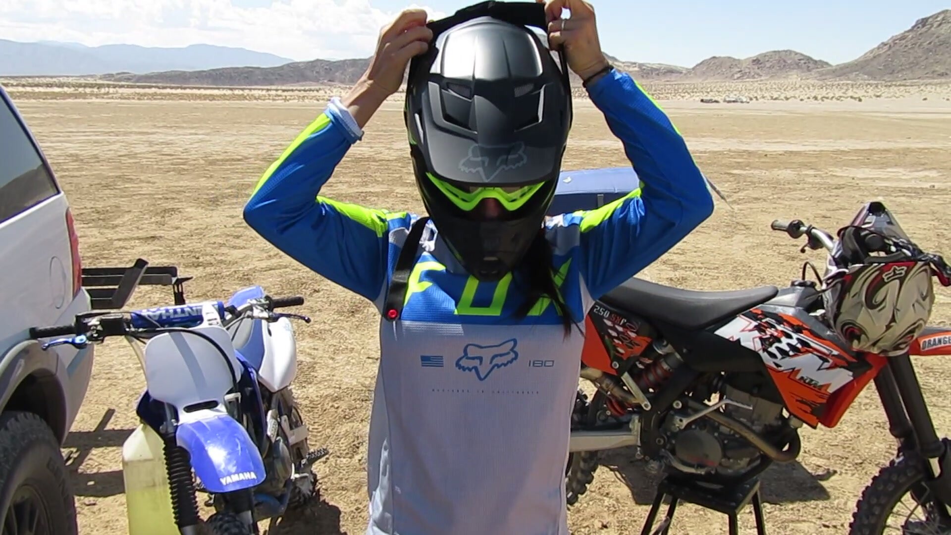 Esposa sexy montando motocicleta se detiene en el desierto con su esposo para tener sexo oral Foto