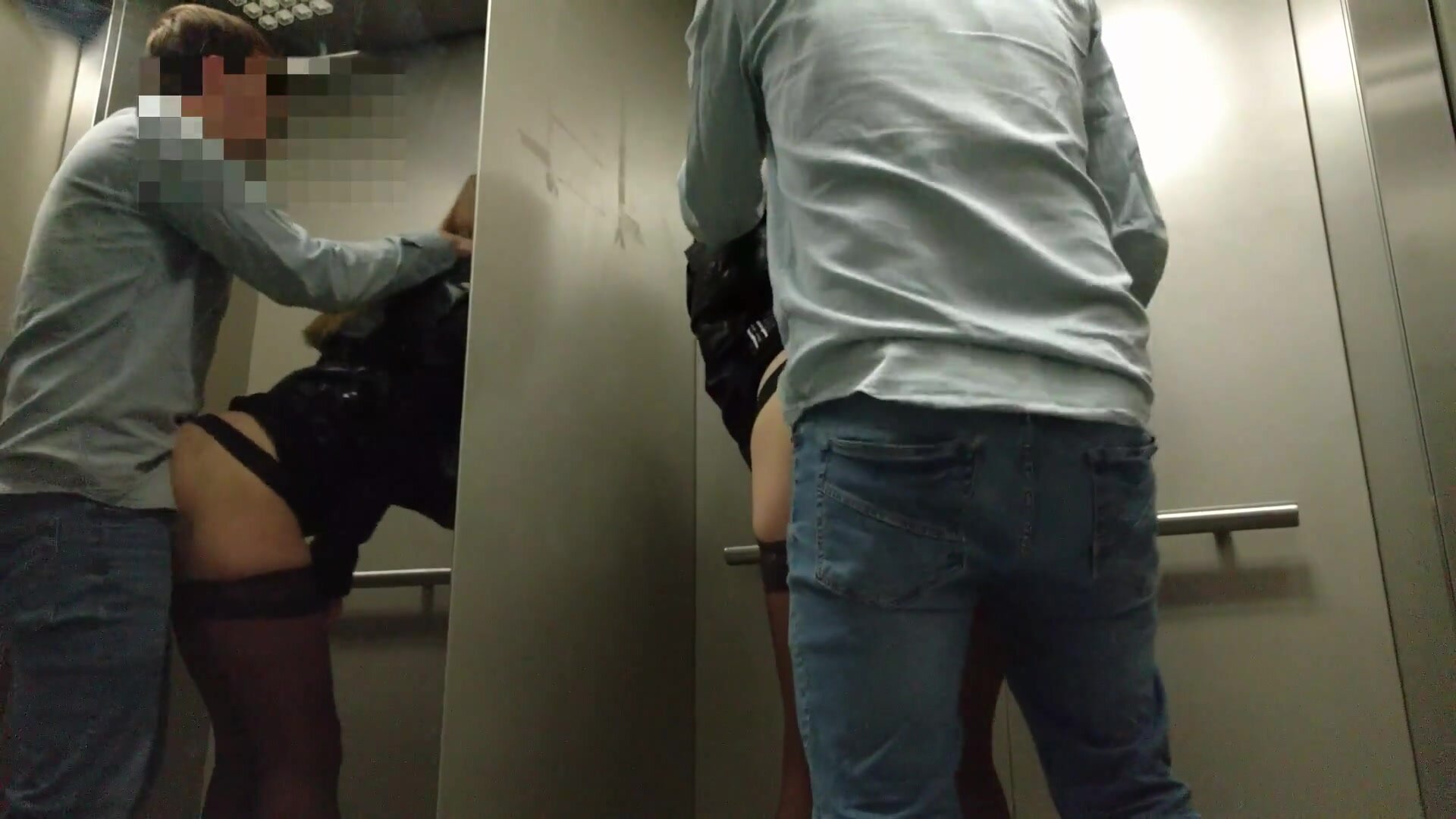 Pareja voyeur hace sexo publico arriesgado en un ascensor foto de desnudos hq